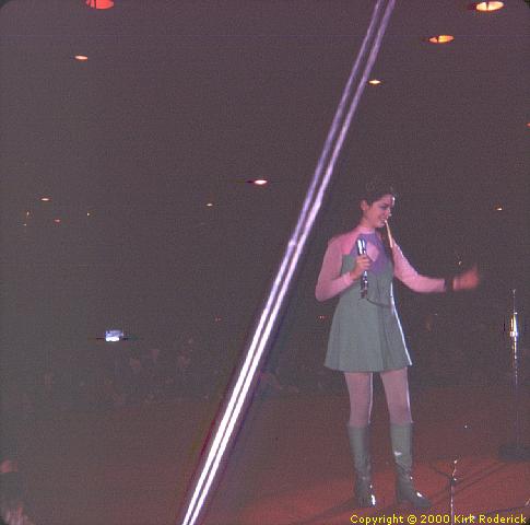 LIS67112313_-_Angela_singing.jpg 23.9K