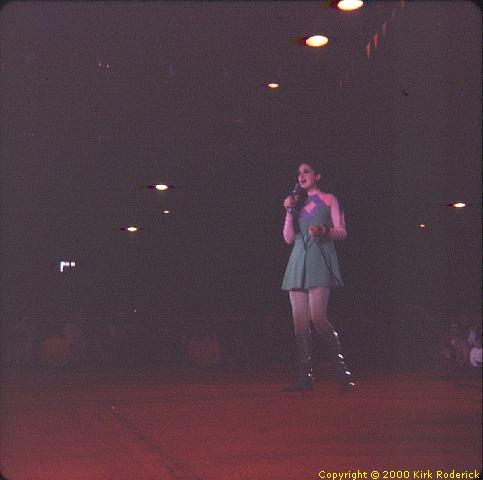 LIS67112315_-_Angela_singing.jpg 21.1K