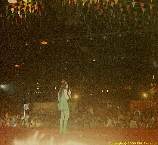 LIS67112316_-_Angela_Cartwright_singing_Rain.jpg 61.1K